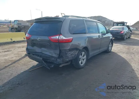 2017 Toyota Sienna Le 8 Passenger z USA, uszkodzony, nr VIN 5TDKZ3DC4HS793302